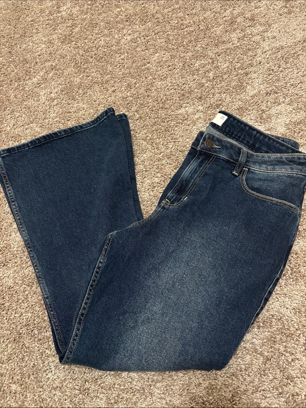 Hollister High Rise Women’s Dark Blue Flare Jeans - Curvy Fit Short size 31